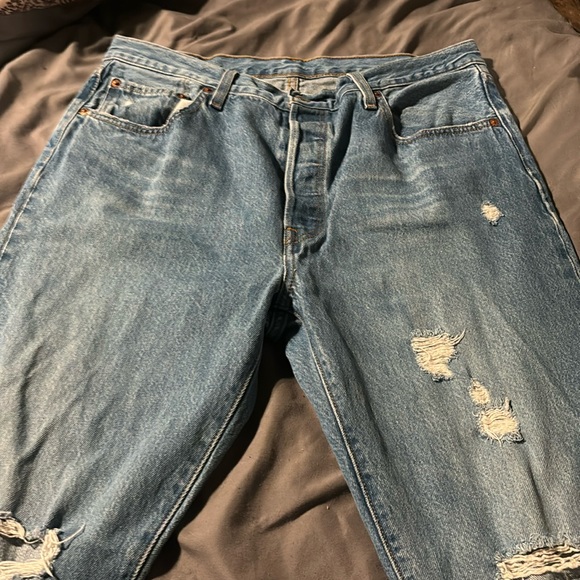 Women Levi’s 501 distressed jeans W33 - Picture 1 of 4